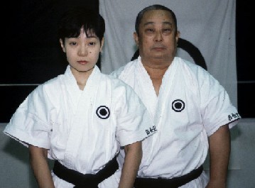 <strong>OBEN:</strong> Onaga Michiko mit ihrem Vater.<br>
Shinjinbukan Honbu Dōjō. Okinawa, 2000.