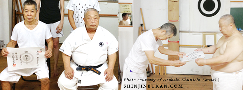 <strong>OBEN:</strong> Onaga Yoshimitsu Kaichō presenting the certificate of Renshi, Go Dan to Arakaki Shunichi Sensei.<br>
Shinjinbukan Honbu Dōjō, Okinawa - September 4, 2013.