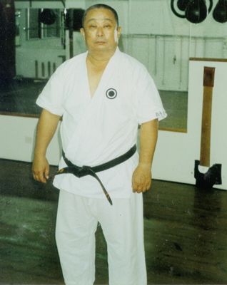 <strong>Oben:</strong> Onaga Yoshimitsu Kaichō<br>
Shinjinbukan Dōjō, Okinawa, 1993